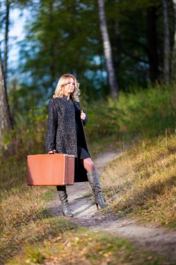 Kadın parkta eski moda sandık