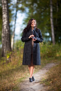 Parkta yürüyen kadın.