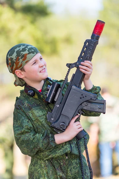 Chlapec s pistolí hrát lazer tag — Stock fotografie