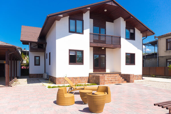 Ницца с плетеной мебелью во дворе
