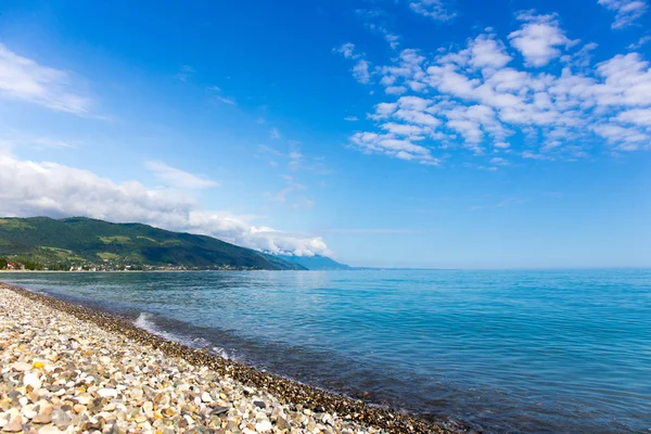 Sahil çakıl plajı