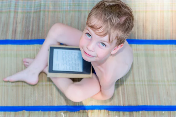 Kleine jongen zit op de mat — Stockfoto