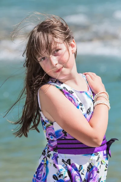 Nettes Mädchen mit langen Haaren am Flussufer — Stockfoto