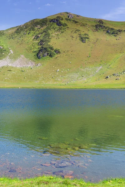 Paisaje hermoso paisaje con lago de montaña —  Fotos de Stock