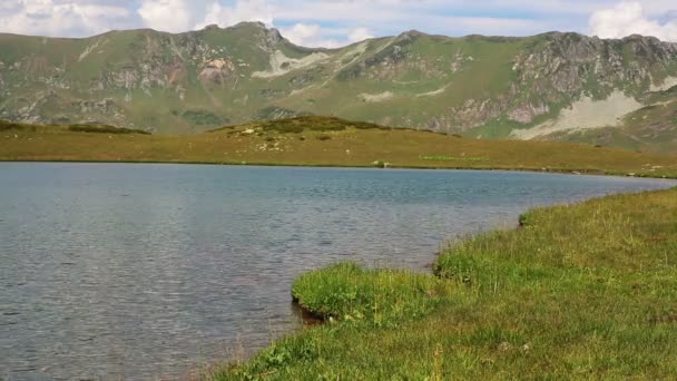 Τοπίο όμορφο τοπίο με λίμνη βουνό — Αρχείο Βίντεο