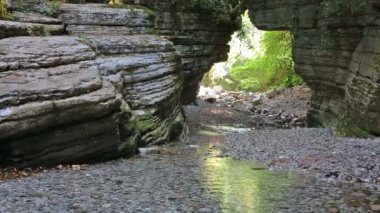 Kayalar ve hala kristal su ile güzel dağ Kanyon