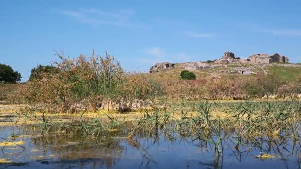 Sumpfsee mit Ruinen und Berg mit Ruinen von antiken Meilen, Türkei — Stockvideo