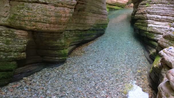 Hermoso cañón de montaña con rocas y agua aún cristalina — Vídeo de stock