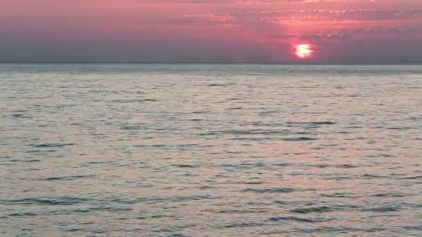 多彩的落日掠过海面 — 图库视频影像
