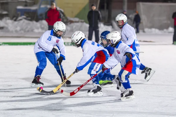 RUSSIA, ARKHANGELSK - 14 DICEMBRE 2014: Prima tappa della lega di hockey per bambini bandy, Russia — Foto Stock