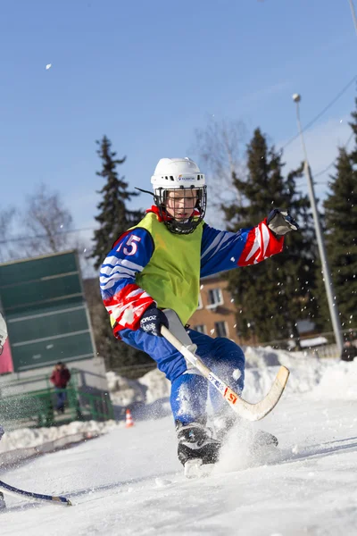 RUSSIA, OBUKHOVO - 10 GENNAIO 2015: 2-nd stage childrens hockey League bandy, Russia. Warmig-up dei giocatori prima della partita . — Foto Stock