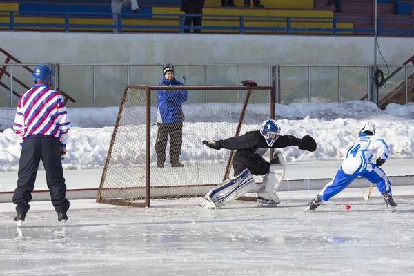RUSIA, KRASNOGORSK - 03 DE MARZO DE 2015: fase final de la liga de hockey infantil bandy, Rusia . — Foto de Stock