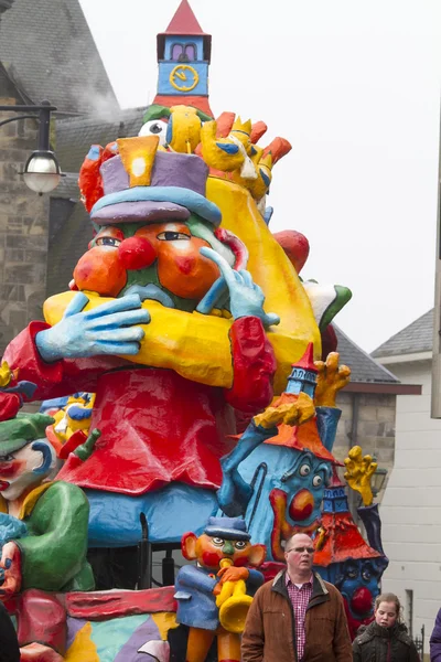 OLDENZAAL, PAYS-BAS - 6 MARS : Chiffres géants lors du défilé annuel du carnaval à Oldenzaal, Pays-Bas . — Photo