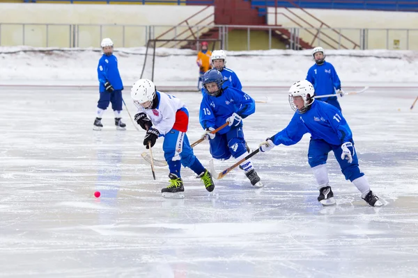 RUSSIE, KRASNOGORSK - 03 MARS 2015 : dernière étape de hockey pour enfants Ligue de bandy, Russie . — Photo