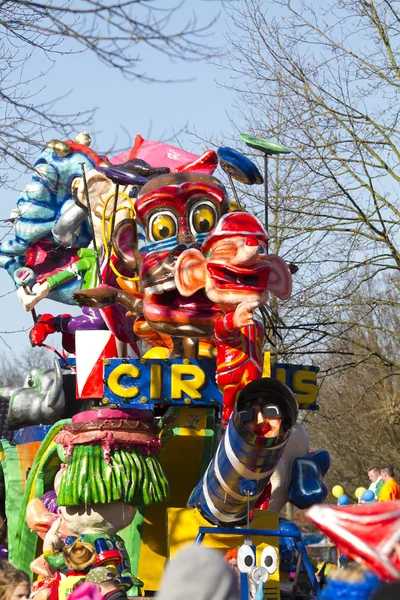 Oldenzaal, Нідерланди - 6 березня: Гігант цифри під час щорічний парад карнавалу в кредитній, Нідерланди. — стокове фото