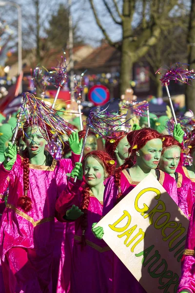 OLDENZAAL, PAYS-BAS - 6 MARS 2011 : Des gens en robe de carnaval colorée lors du défilé annuel de carnaval à Oldenzaal, Pays-Bas . — Photo