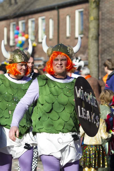 OLDENZAAL, PAYS-BAS - 6 MARS 2011 : Des gens en robe de carnaval colorée lors du défilé annuel de carnaval à Oldenzaal, Pays-Bas . — Photo