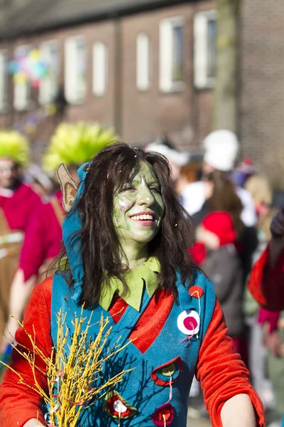 OLDENZAAL, PAYS-BAS - 6 MARS 2011 : Des gens en robe de carnaval colorée lors du défilé annuel de carnaval à Oldenzaal, Pays-Bas . — Photo