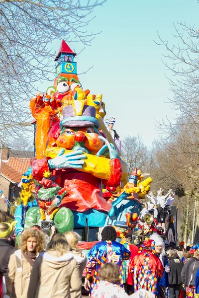 OLDENZAAL, PAYS-BAS - 6 MARS : Chiffres géants lors du défilé annuel du carnaval à Oldenzaal, Pays-Bas . — Photo