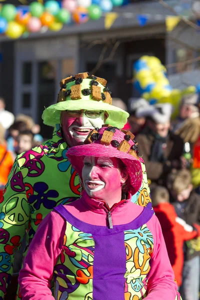 OLDENZAAL, PAYS-BAS - 6 MARS 2011 : Des gens en robe de carnaval colorée lors du défilé annuel de carnaval à Oldenzaal, Pays-Bas . — Photo