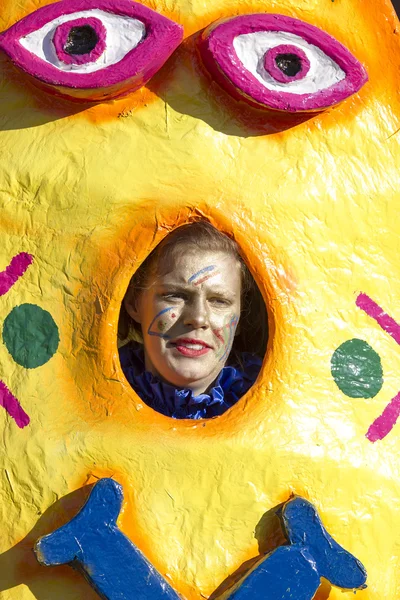 OLDENZAAL, PAYS-BAS - 6 MARS : Chiffres géants lors du défilé annuel du carnaval à Oldenzaal, Pays-Bas . — Photo