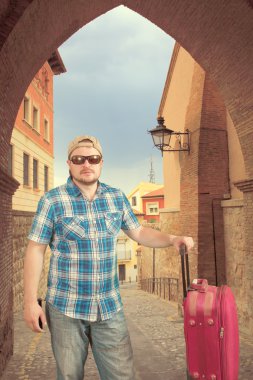 Turist adam bavulla duran güneş gözlüğü