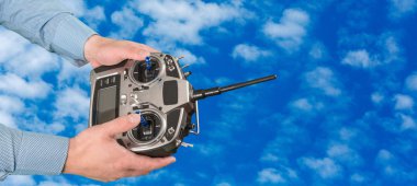 Uzaktan kumanda mans drone uçuş yakın görünümü eller