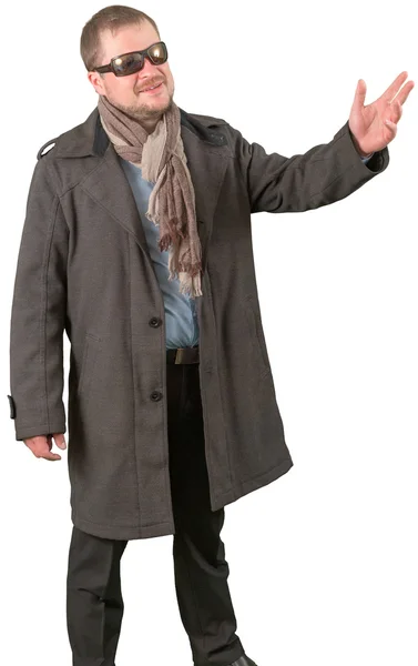 Mann mittleren Alters in Mantel und Schal sieht auf weißem Hintergrund freundlich aus — Stockfoto