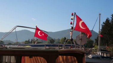 Türk bayrakları sallayarak gemide