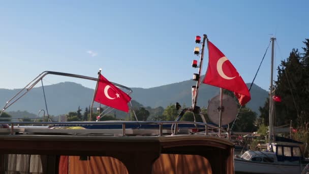 Bandiere turche sventolano a bordo — Video Stock