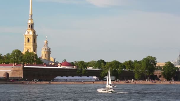 Петропавловская крепость через Неву — стоковое видео