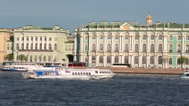 САНКТ-ПЕТЕРБУРГ, РОССИЯ - 29 ИЮНЯ 2015: Зимний дворец был официальной резиденцией монархов России, ныне Государственный Эрмитаж . — стоковое видео