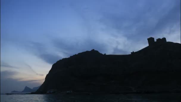 Schöne Landschaft Mit Der Silhouette Einer Genuesischen Festung Auf Der — Stockvideo