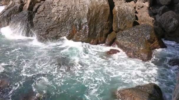 Wasser spritzt auf den Felsen — Stockvideo