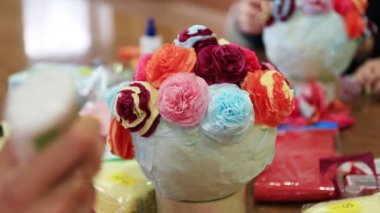 Kadının elleri kağıt flowe yapma