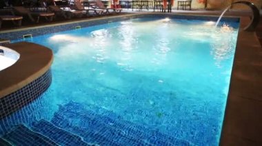 Yüzme Havuzu parlayan su ile