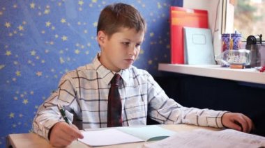 Oturma ve ödev hazırlama genç çocuk