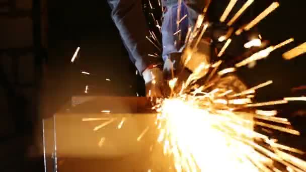 İşçi bir taşlama tezgahı çalışma — Stok video