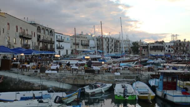 Kyrenia, Nordzypern - 10. Oktober 2015: Yachten und Motorboote bleiben im Hafen von Kyrenia, einem Touristenort an der Nordküste Zyperns — Stockvideo