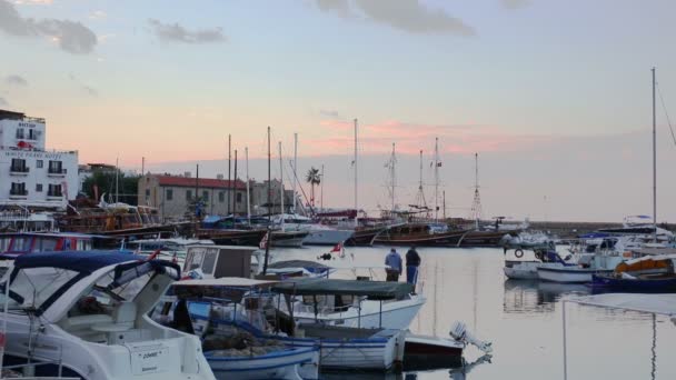 Kyrenia, Ciprus északi - október, 10, 2015-re: Yachtok és motorcsónakok a(z) Harbour, Kyrenia, turisztikai hely található északi partján Ciprus — Stock videók