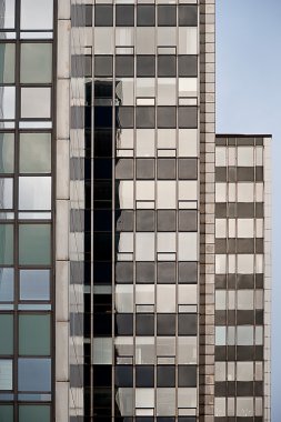 gökdelenler hizalanmış Özet