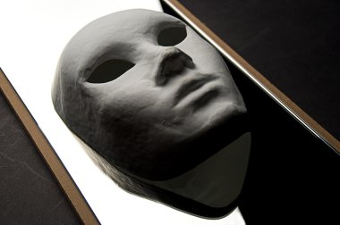 Tiyatro maskesi yansıma