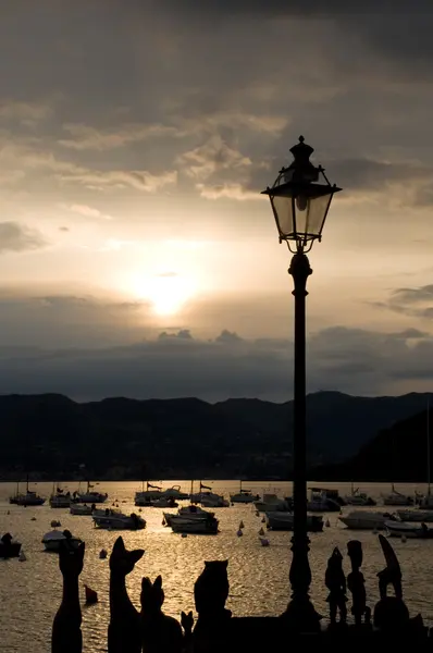 Calle lámpara puesta del sol puerto — Foto de Stock