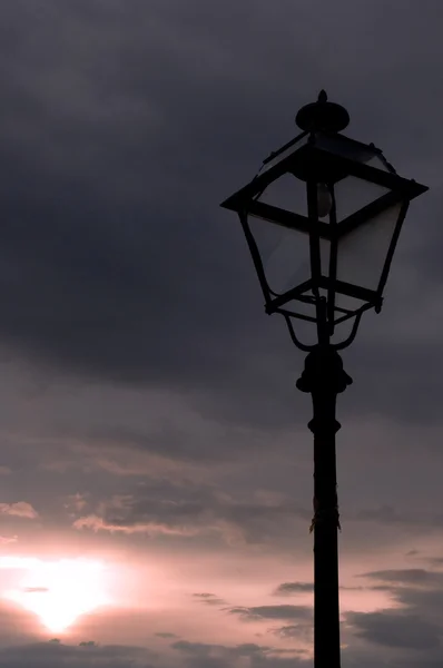 Straat lamp zonsondergang — Stockfoto