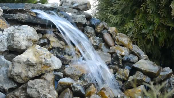 Cascada de agua que fluye sobre rocas — Vídeos de Stock