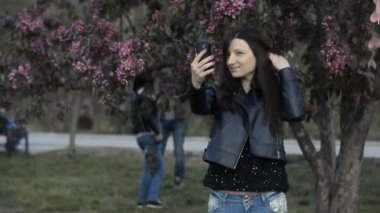 Kendisi gibi bir Selfie fotoğrafını çekici genç kadın portresi.