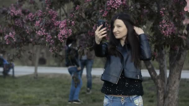 Retrato de una atractiva joven fotografiándose a sí misma como en un selfie . — Vídeos de Stock