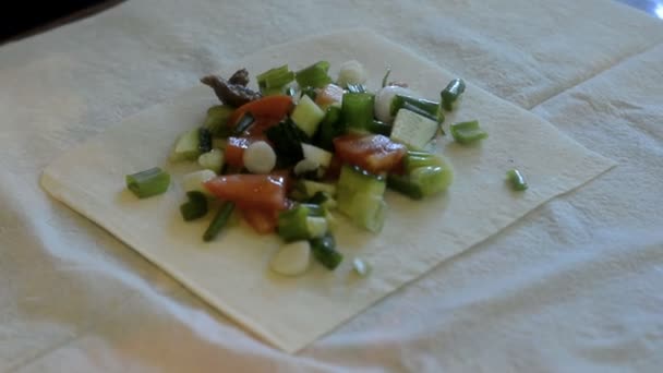 Comida Mexicana. Verduras frescas y papas fritas espolvoreadas sobre un pan de pita — Vídeo de stock