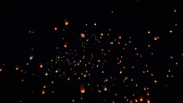 Linternas chinas se eleva hacia el cielo — Vídeo de stock