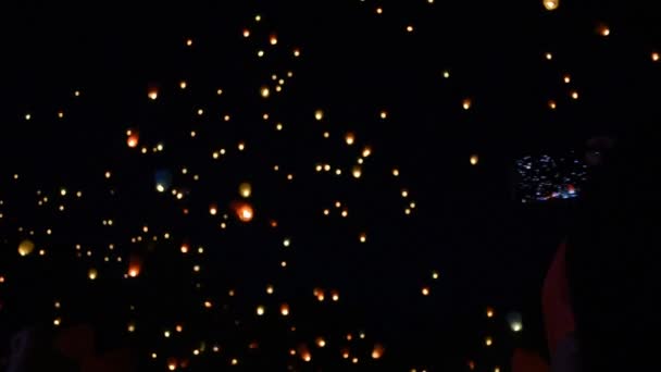 Pessoas atirando com Smarphone um monte de lanternas de fogo voador — Vídeo de Stock
